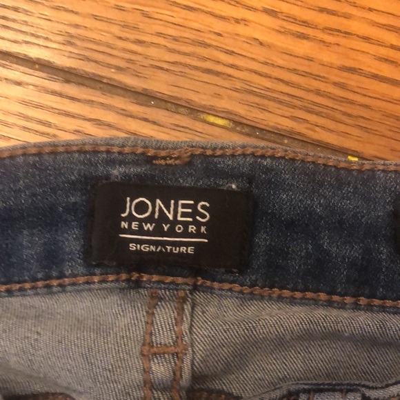 Jones New York Signature Madison Slim Jeans stretch size 2 denim faded - Picture 3 of 15